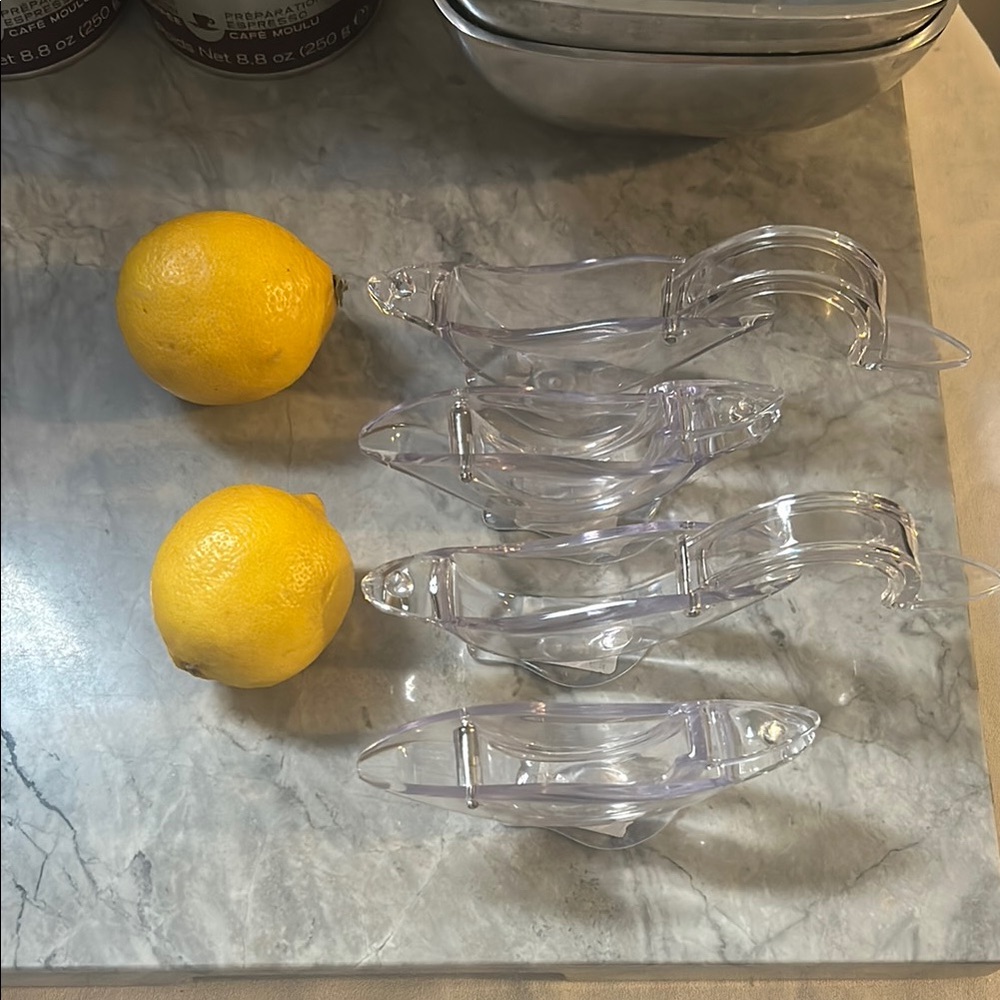 William Sonoma Lemon Bird Juicer set of 4, Clear Plastic Lemon Squeezer Set